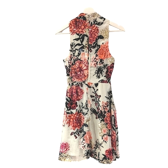 GUESS Light grey Fit and Flare Dress Floral Keyhole Halter sz XS - Picture 2 of 9